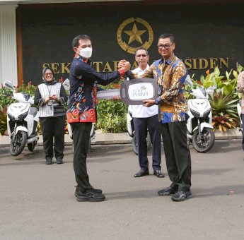 Belasan Kendaraan Listrik Diserahkan PLN ke Istana Kepresidenan RI