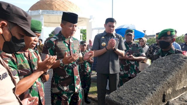 Ket : Bupati Gowa Adnan Purichta Ichsan saat menyambut kedatangan pejabat baru Pangdam XIV Hasanuddin, Mayjen TNI Totok Imam Santoso di Kabupaten Gowa, kemarin. (Dok. Humas Gowa)