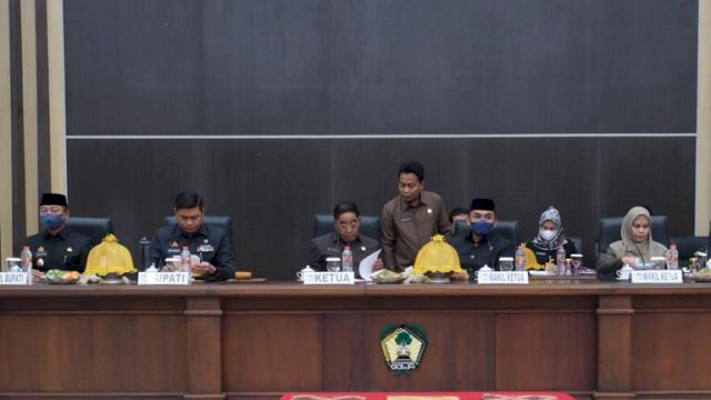 Melalui rapat paripurna, DPRD Kabupaten Gowa menetapkan tiga ranperda Kabupaten Gowa menjadi peraturan daerah. (Dok. Humas Gowa)