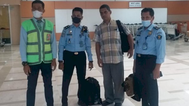 Rudenim Makassar, Kanwil Kemenkumham Sulsel mendeportasi satu WNA asal Belanda atas nama George David Franciscus Makatita terkait kasus manipulasi data penduduk. (Dok. Kanwil Kemenkumham Sulsel)