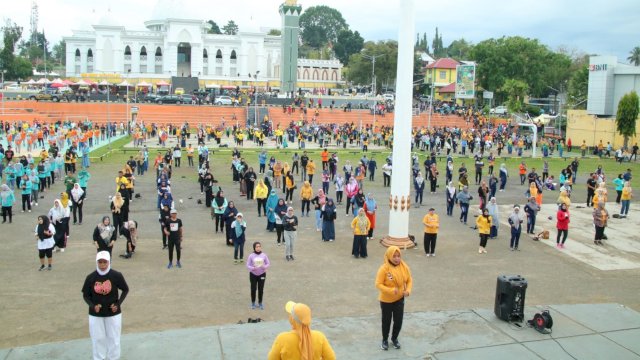 Ratusan warga Kabupaten Soppeng mengikuti Senam Sehat di Lapangan Gasis Watansoppeng. (Istimewa)