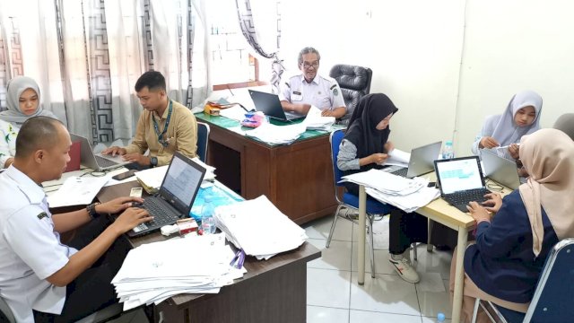 Ket : Kepala Bidang Koperasi dan Usaha Mikro Disnaker Kota Parepare, Andi Herry Baso Rachim bersama tim melakukan verifikasi dan validasi ulang calon penerima bantuan pelaku usaha mikro (BPUM) 2022.