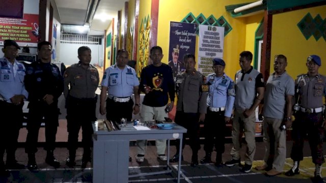 Polisi bekerjasama dengan Rutan Klas II B Watansoppeng usai menggeledah kamar di Rumah Tahanan. (istimewa)