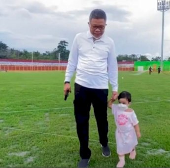 Taufan Pawe Ajak Cucu ke Stadion Gelora BJ Habibie