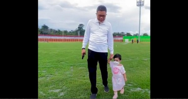 Taufan Pawe Ajak Cucu ke Stadion Gelora BJ Habibie