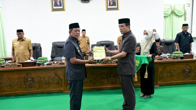 Ket: Bupati Soppeng HA.Kaswadi Razak (Kiri) menyerahkan Nota keuangan dan Ranperda Perubahan APBD 2022 ke Ketua DPRD Soppeng H.Syahruddin M Adam (Kanan) untuk dibahas.(istimewa)