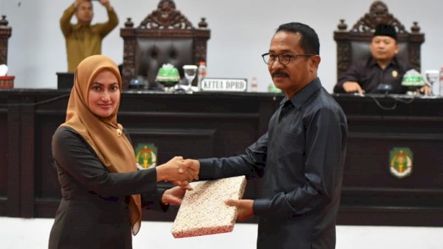 Bupati Luwu Utara, Indah Putri Indriani menyerahkan Ranperda APBD perubahan 2022 ke Ketua DPRD Luwu Utara Drs Basir. Senin (12/09/2022)