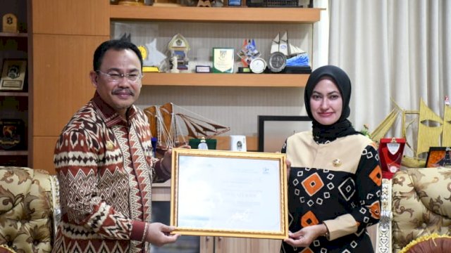 Kepala kanwil dirjen Pembendaharaan Provinsi Sulsel, Syaiful menyerahkan penghargaan dari Kementerian Keuangan kepada Bupati Luwu Utara Indah Putri Indriani. FOTO/PROTOKOL LUWU UTARA