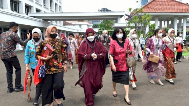 Ketua Dekranasda Sulsel Naoemi Octarina (tengah), berjalan menuju Ruangan Rakernas Dekranas Pusat di Istana Wapres, Selasa (20/09/2022). (Istimewa)