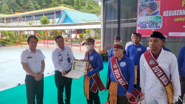 Foto: Hairil Badari mendapatkan penghargaan usai berhasil menjalani rehabilitasi (Kurniawan )