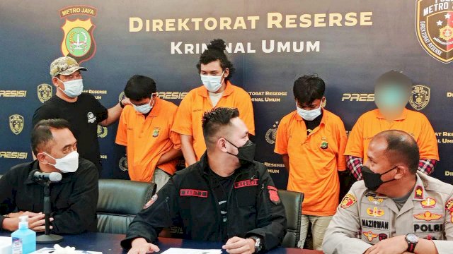 Ket : Empat Pelaku Pengeroyokan Dengan Senjata Tajam Diamankan di Polda Metro Jaya (Foto: Wahyu Widodo republiknews.co.id)