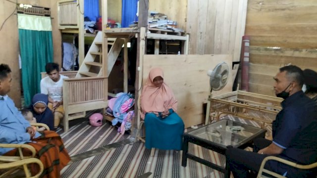 Kapolda Sulbar Irjen Pol Verdianto Iskandar Biticaca Saat mengunjungi rumah salah seorang warga di Lingkungan, Dayanginna Selatan, Kelurahan Dayanginna, Kecamatan Tapalang.(Istimewa)