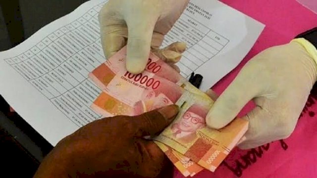 Penyaluran bantuan sosial. (Ilustrasi)