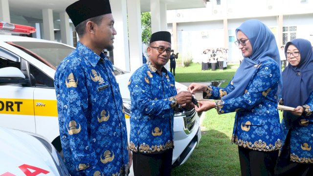 Bupati Luwu Utara Indah Putri Indriani menyerahkan kunci mobil ambulance kepada perwakilan Puskesmas Sabbang dan Puskesmas Sukamaju. Senin (17/10/2022)
