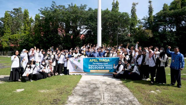 Bupati Luwu Utara foto bersama petugas pendataan awal Registrasi Sosial Ekonomi (Regsosek) tahun 2022 saat pelepasan di lapangan upacara kantor bupati Luwu Utara. Senin (17/10/2022)