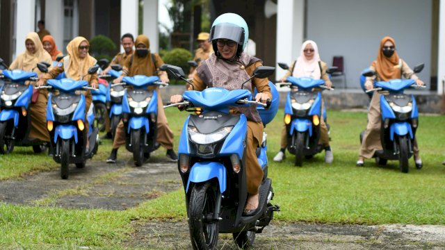 Bupati Luwu Utara Indah Putri Indriani test drive kendaraan roda dua oprasional penyuluh KB di Luwu Utara. FOTO/PROTOKOL LUWU UTARA