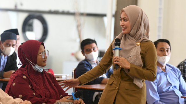 Bupati Luwu Utara saat membawakan materi sekaligus membuka Sosialisasi Sertifikasi Halal Produk Berbasis Pangan di Aula Hotel Bukit Indah. Selasa (4/10/2022) FOTO/PROTOKOL LUWU UTARA