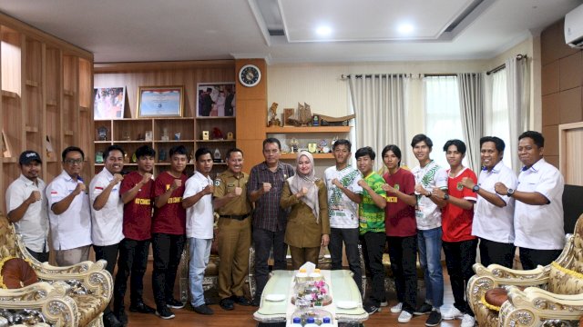 Bupati Luwu Utara Indah Putri Indriani foto bersama kontingen Asosiasi Futsal Kabupaten (AFK) Luwu Utara di ruang kerjanya. Selasa (04/2022)