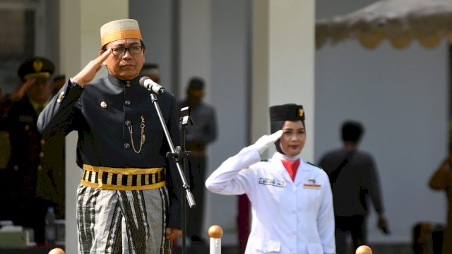 Wakil Bupati Luwu Utara Suaib Mansur memimpin upacara peringatan Sumpah Pemuda di lapangan upacara kantor bupati Luwu Utara. Senin (31/10/2022)