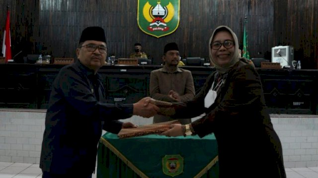 Wali Kota Palopo, Drs. HM. Judas Amir M.H, mengikuti Rapat Paripurna DPRD Kota Palopo di Ruang Rapat Paripurna DPRD Kota Palopo, Senin(12/09/2022) malam