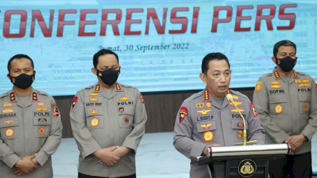 Kapolri Jenderal Pol Listyo Sigit Prabowo, menyampaikan konfrensi persnya menjelaskan perkembangan kasus Putri Candrawathi dan mengumumkan hasil pemeriksaan terhadap ketiga Kapolda dugaan keterlibatan kasus Ferdy Sambo, Jumat (30/09/2022). (Istimewa)