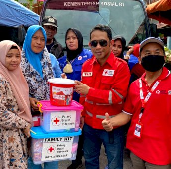 PMI Makassar Salurankan Bantuan untuk Korban Kebakaran di Rappokalling