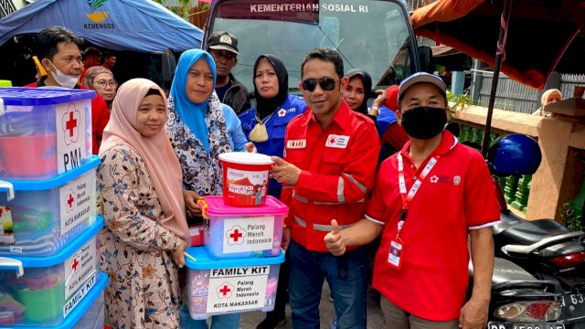 Petugas dari PMI Kota Makassar menyalurkan bantuan untuk korban kebakaran di Rappokalling. (Istimewa)