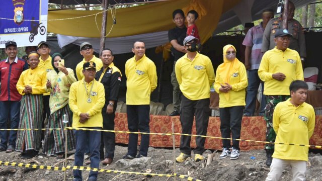 Pesta Panen Masyarakat Lamogo, Bupati Soppeng dan Rombongan Kompak Kenakan Baju Warna Kuning