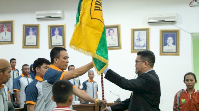 Ketua PBSI Sulsel Devo Khaddafi, menyerahkan Bendera PBSI kepada Ketua terpilih PBSI Kabupaten Soppeng periode 2022-2025 Syahruddin M Adam di Ruang Paripurna DPRD Kabupaten Soppeng, Sabtu (01/10/2022). (istimewa)
