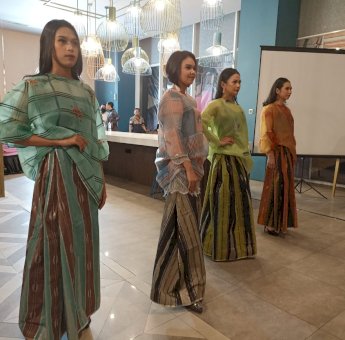 Desainer Lokal Ternama Tampilkan Karya di Perayaan Hari Batik Ala Mercure Makassar