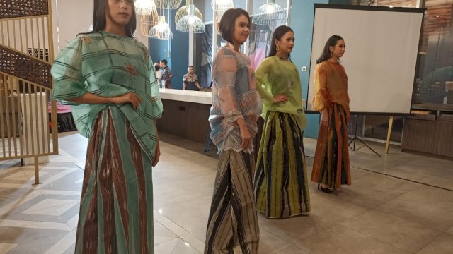 Penampilan fashion show dengan mengangkat batik khas Sulsel pada perhelatan Hari Batik Nasional yang digelar Mercure Nexa Pettarani Makassar, Minggu (02/092022). (Foto: Chaerani/Republiknews.co.id)