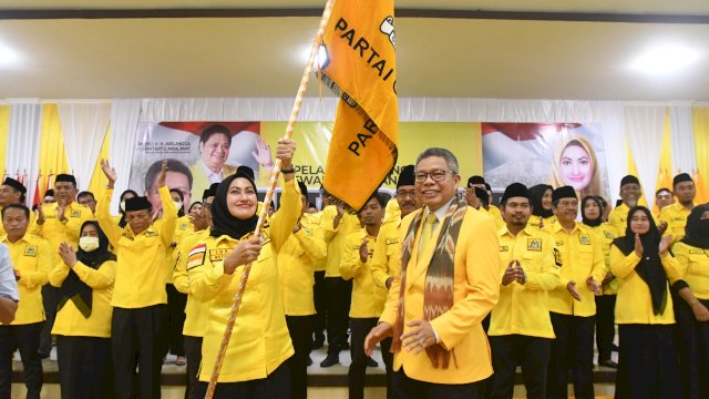 Indah Putri Indriani mengibarkan pataka Golkar usa dilantik sebagai Ketua DPD II Golkar Luwu Utara. Minggu (02/10/2022)