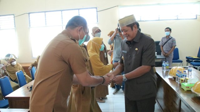 Bupati Soppeng Andi Kaswadi Razak menyerahkan kunci kendaraan operasional diaula Dinkes Soppeng. (Istimewa)