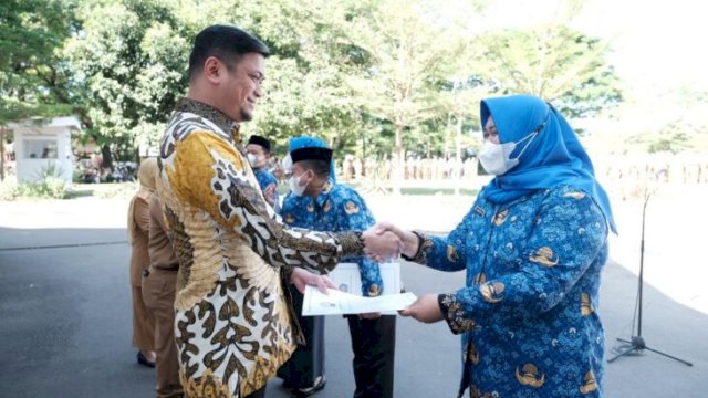 Bupati Gowa Adnan Purichta Ichsan saat menyerahkan SK kepada salah satu PPPK di Lapangan Upacara, Kantor Bupati Gowa, Senin (03/10/2022). (Dok. Humas Pemkab Gowa)