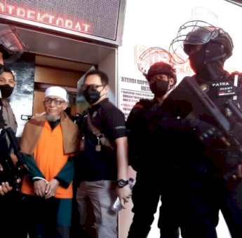 Dikawal Ketat, Pemimpin Khilafatul Muslimin Dan Anggotanya Diserahkan ke Kejaksaan