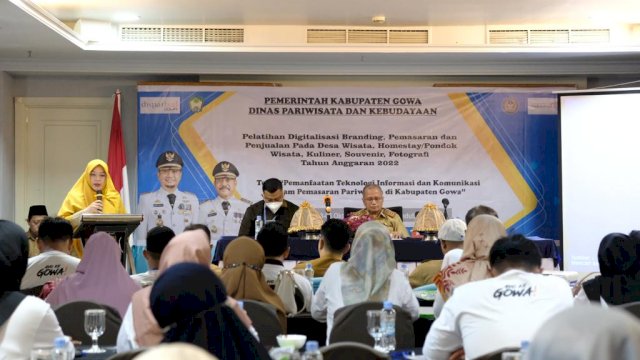 Ket.gam: Kepala Dinas Pariwisata dan Kebudayaan Kabupaten Gowa Tenriwati Tahrir saat memberikan sambutan pada Pelatihan Digitalisasi Branding, Pemasaran, dan Penjualan Pada Desa Wisata, Homestay, Kuliner, dan Fotografi Tahun 2022, di Hotel Aryaduta Makassar, kemarin. (Dok. Disparbud Gowa)