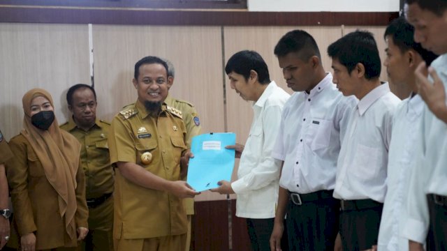 Gubernur Sulsel Andi Sudirman Sulaiman, saat menyerahkan SK kepada penyandang difabel. (Istimewa)