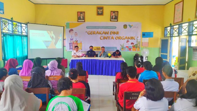PT Vale saat mengunjungi SMP Islam Wasuponda untuk mengkampanyekan Gerakan Dini Cinta Organik. (Istimewa)