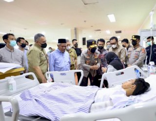 Jenguk Korban Tragedi Stadion Kanjuruhan di RS, Kapolda Jatim Minta Maaf