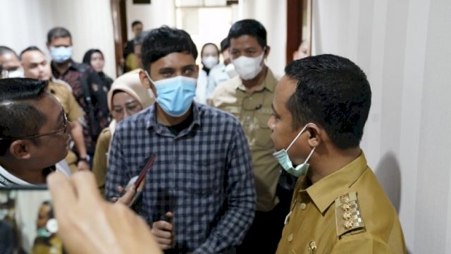 Gubernur Sulsel Andi Sudirman Sulaiman, bersama salah satu Tenaga Non ASN saat diwawancarai awak media, Senin (03/10/2022). (Istimewa)