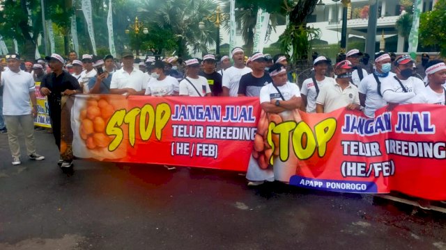 Ratusn Peternah Unggas demo di depan Kantor Gubernur Jawa Timur. Selasa (04/10/2022)