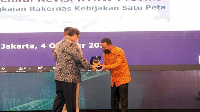 Menko Perekonomian RI Airlangga Artarto, menyerahkan penghargaan kepada kepada Gubernur Sulsel Andi Sudirman Sulaiman, Selasa (4/10/2022). (Istimewa)