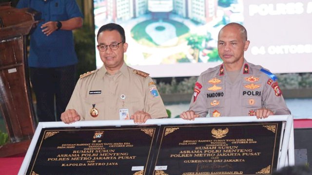 Gubernur Anies Baswedan bersama Wakapolda Metro Jaya Brigjen Pol Hendro Usai Menandatangani Prasasti Peresmian Rusun Polri Menteng Jakarta Pusat , Selasa (04/10/2022). (Ist)