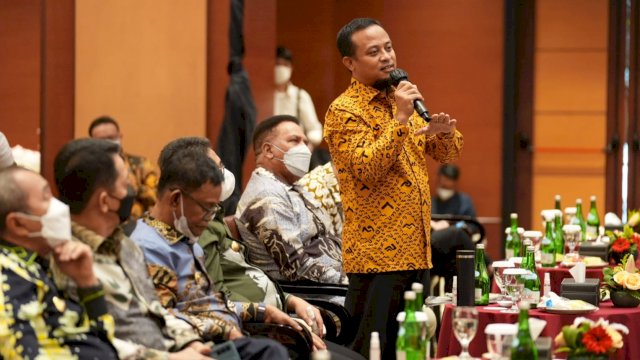 Gubernur Sulsel Andi Sudirman Sulaiman, saat memaparkan upaya menurunkan masalah tumpang tindih pemanfaatan lahan di Sulsel, Selasa (04/10/2022). (Istimewa)