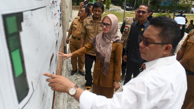Bupati Luwu Utara Indah Putri Indriani, berasama Ketua DPRD Luwu Utara Drs Basir, saat meninjau pembangunan panti rehabilitasi ODGJ di Desa Rambakulu Sabbang Selatan, Selasa (04/10/2022). (Istimewa)