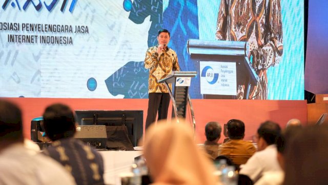 Bupati Gowa yang juga Sekjen APKASI Adnan Purichta Ichsan, saat menghadiri Rakernas Asosiasi Penyelenggara Jasa Internet Indonesia (APJII) Tahun 2022 di Phinisi Ballroom, Hotel Claro Makassar, kemarin. (Dok. Humas Gowa)