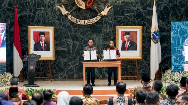 Gubernur Sulsel Andi Sudirman Sulaiman, dan Gubernur DKI Jakarta Anies Baswedan, saat menandatangani MoU. (Istimewa)