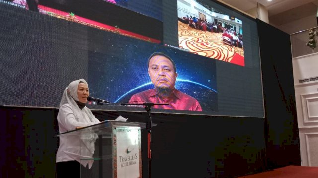 Pelaksana Tugas Kepala Dinas Koperasi dan UKM Sulsel Sukarniaty Kondolele, memberikan sambutan saat Kegiatan Halal Fest. (Istimewa)