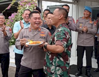 Kapolda Metro Jaya Beri Kejutan HUT TNI 77 Untuk Pangdam Jaya