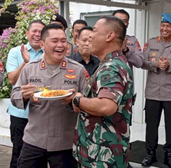 Kapolda Metro Jaya Beri Kejutan HUT TNI 77 Untuk Pangdam Jaya